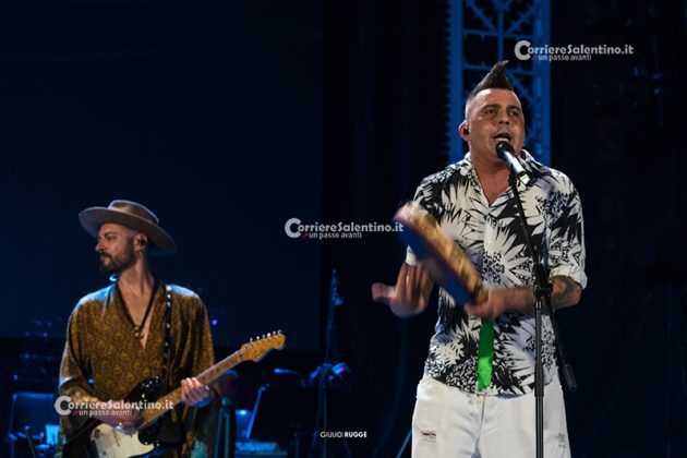 Notte della Taranta con i nuovi volti del pop, da Madame a Stromae, fino a Pericolo. Elodie energia pura. Samuele Bersani canta in dialetto: “Cazziato per la zeta” - Corriere Salentino