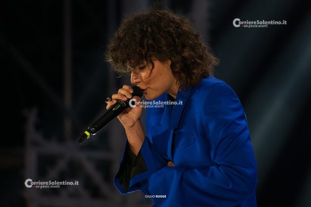 Notte della Taranta con i nuovi volti del pop, da Madame a Stromae, fino a Pericolo. Elodie energia pura. Samuele Bersani canta in dialetto: “Cazziato per la zeta” - Corriere Salentino