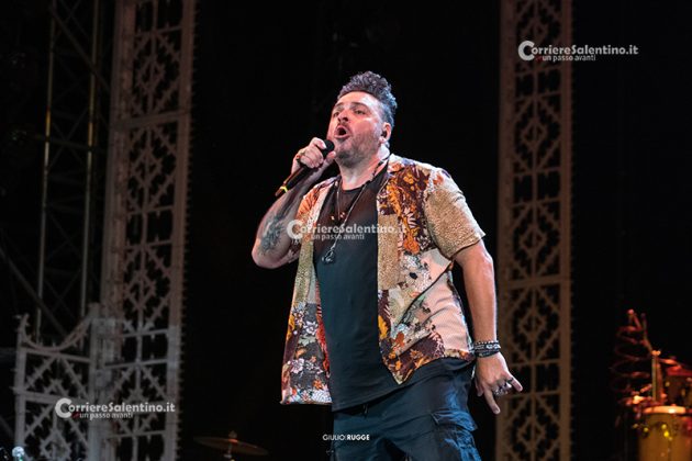 Notte della Taranta con i nuovi volti del pop, da Madame a Stromae, fino a Pericolo. Elodie energia pura. Samuele Bersani canta in dialetto: “Cazziato per la zeta” - Corriere Salentino