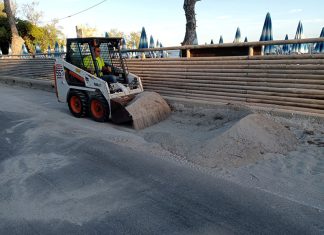 Sant’Isidoro, sabbia rimossa dal fondo stradale e riposizionata sulla spiaggia
