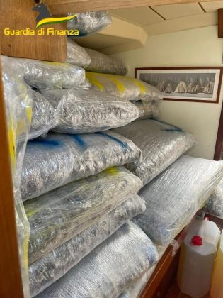 Intercettati su un'imbarcazione a vela con una tonnellata di marijuana: cinque arresti - Corriere Salentino