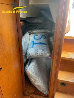 Intercettati su un'imbarcazione a vela con una tonnellata di marijuana: cinque arresti - Corriere Salentino