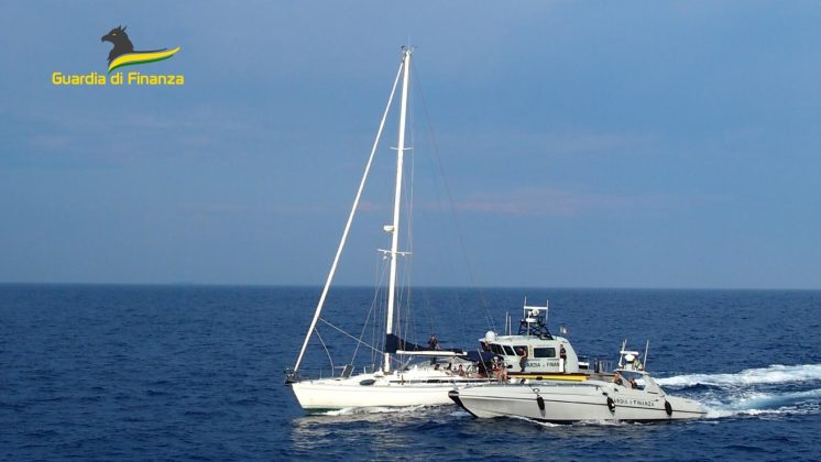 Intercettati su un'imbarcazione a vela con una tonnellata di marijuana: cinque arresti - Corriere Salentino