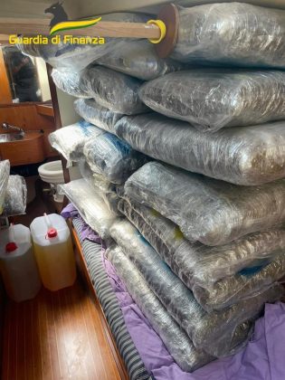 Intercettati su un'imbarcazione a vela con una tonnellata di marijuana: cinque arresti - Corriere Salentino