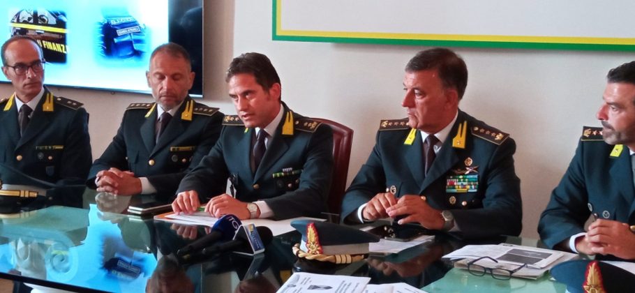 Intercettati su un'imbarcazione a vela con una tonnellata di marijuana: cinque arresti - Corriere Salentino