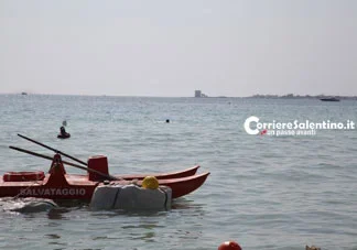 Il canotto col figlio viene portato via dal vento, lei cerca di raggiungerlo e rischia di annegare: salvati dal bagnino