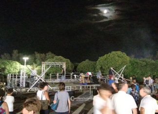 L’americana del palco crolla durante l’evento, tragedia sfiorata a Torre Suda