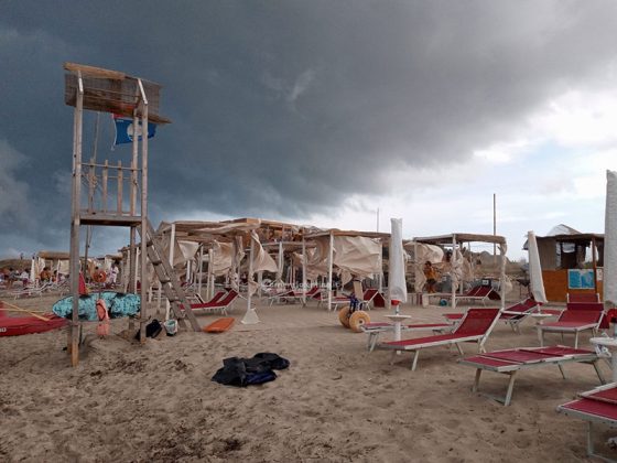 Forte tromba d'aria sul litorale adriatico: alberi e cartelli sradicati. Un palo cade su un'auto - Corriere Salentino