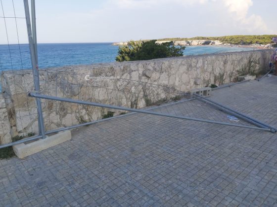 Forte tromba d'aria sul litorale adriatico: alberi e cartelli sradicati. Un palo cade su un'auto - Corriere Salentino