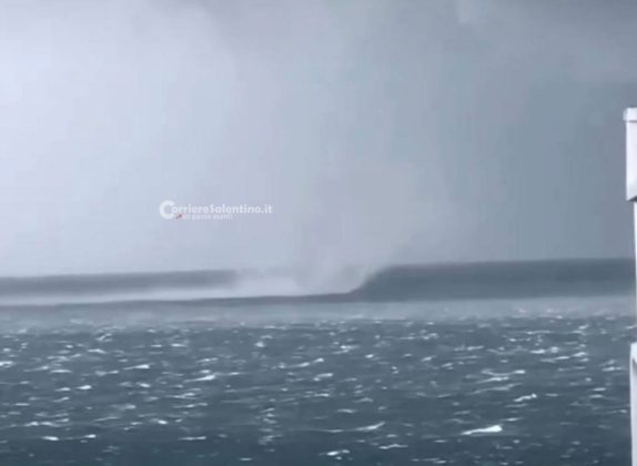 Forte tromba d'aria sul litorale adriatico: alberi e cartelli sradicati. Un palo cade su un'auto - Corriere Salentino