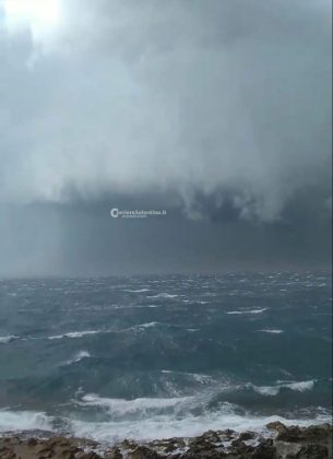 Forte tromba d'aria sul litorale adriatico: alberi e cartelli sradicati. Un palo cade su un'auto - Corriere Salentino