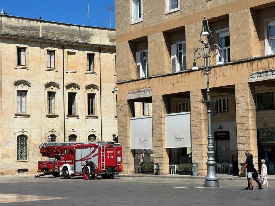 Fiamme sul tetto di un palazzo di piazza Sant'Oronzo, i vigili del fuoco evitano ulteriori danni e pericoli - Corriere Salentino