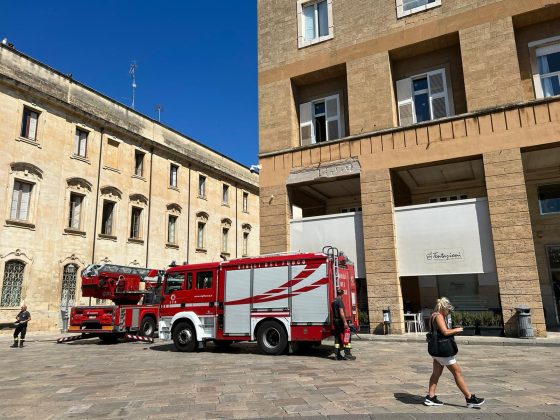 Fiamme sul tetto di un palazzo di piazza Sant'Oronzo, i vigili del fuoco evitano ulteriori danni e pericoli - Corriere Salentino