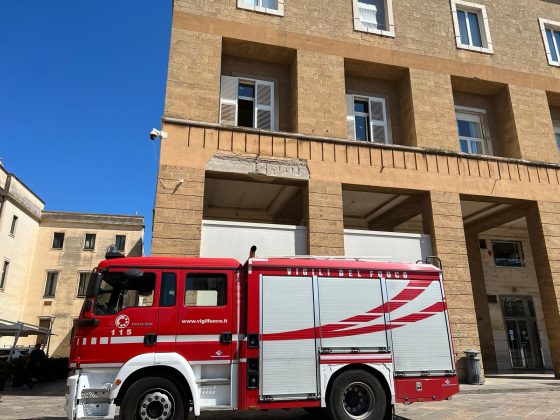 Fiamme sul tetto di un palazzo di piazza Sant'Oronzo, i vigili del fuoco evitano ulteriori danni e pericoli - Corriere Salentino