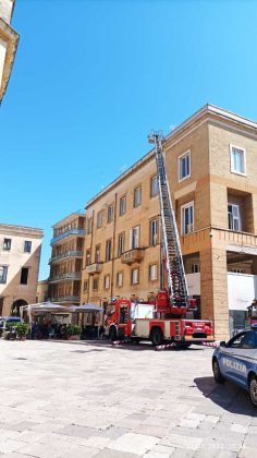 Fiamme sul tetto di un palazzo di piazza Sant'Oronzo, i vigili del fuoco evitano ulteriori danni e pericoli - Corriere Salentino
