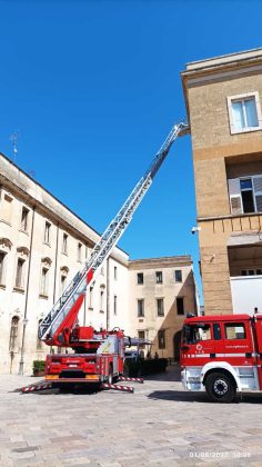 Fiamme sul tetto di un palazzo di piazza Sant'Oronzo, i vigili del fuoco evitano ulteriori danni e pericoli - Corriere Salentino