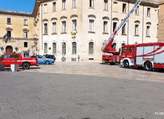 Fiamme sul tetto di un palazzo di piazza Sant’Oronzo, i vigili del fuoco evitano ulteriori danni e pericoli