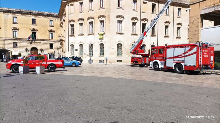Fiamme sul tetto di un palazzo di piazza Sant'Oronzo, i vigili del fuoco evitano ulteriori danni e pericoli - Corriere Salentino