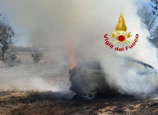 Si sente male durante l’incendio di sterpaglie, il fuoco distrugge anche l’auto: soccorso 60enne