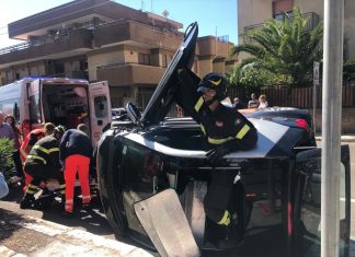 Schianto sul viale, Smart ribaltata: corsa in ospedale per una donna rimasta incastrata nell’auto