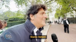 Giliberti scopre il lato simpatico della regina consorte: “Siamo italiani”. Lei replica sorridente (prima uscita pubblica): “Buongiorno” - Corriere Salentino