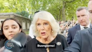 Giliberti scopre il lato simpatico della regina consorte: “Siamo italiani”. Lei replica sorridente (prima uscita pubblica): “Buongiorno” - Corriere Salentino
