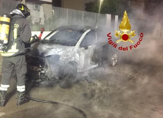 Rogo alla periferia di Lecce, alle fiamme la Fiat 500 di una 46enne