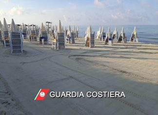 Ombrelloni, lettini e sdraio del lido su un tratto di spiaggia libera: scattano sequestro e denuncia