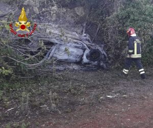 L'auto si ribalta fuori strada e prende fuoco: salvi per miracolo i quattro a bordo - Corriere Salentino