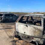 Il fuoco brucia terreno incolto e avvolge tre auto: danni ingenti - Corriere Salentino