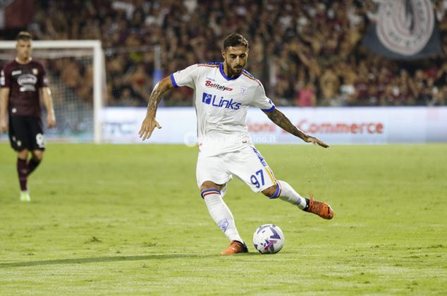 Il Lecce sbanca l’Arechi con una “magia” di Strefezza: tre punti d’oro per i giallorossi - Corriere Salentino