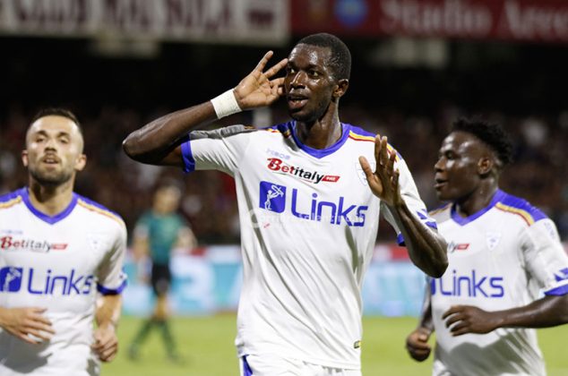 Il Lecce sbanca l’Arechi con una “magia” di Strefezza: tre punti d’oro per i giallorossi - Corriere Salentino