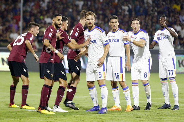 Il Lecce sbanca l’Arechi con una “magia” di Strefezza: tre punti d’oro per i giallorossi - Corriere Salentino