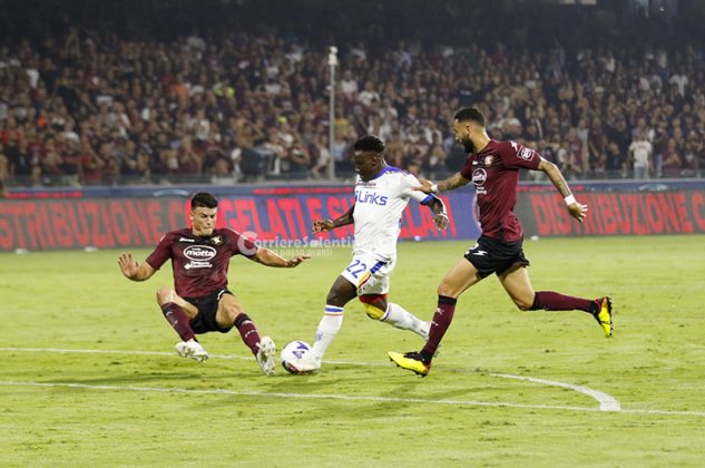 Il Lecce sbanca l’Arechi con una “magia” di Strefezza: tre punti d’oro per i giallorossi - Corriere Salentino