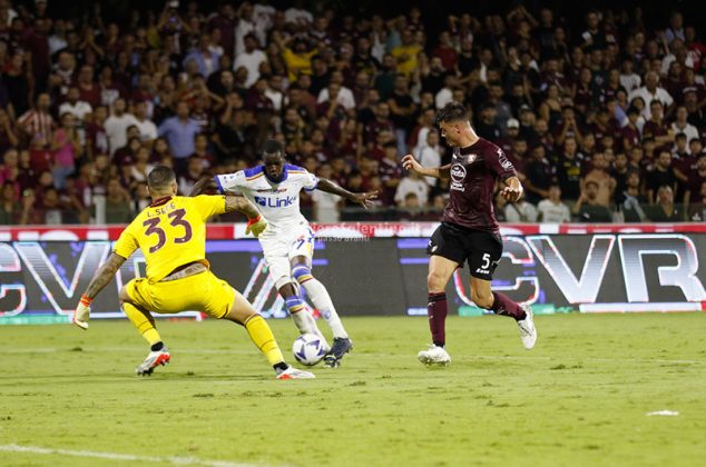 Il Lecce sbanca l’Arechi con una “magia” di Strefezza: tre punti d’oro per i giallorossi - Corriere Salentino