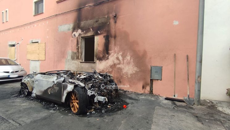 Notte di fuoco nel basso Salento, bruciano tre auto ed un furgone: atto doloso, filmati al vaglio - Corriere Salentino