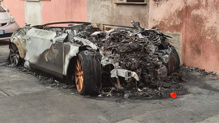 Notte di fuoco nel basso Salento, bruciano tre auto ed un furgone: atto doloso, filmati al vaglio - Corriere Salentino