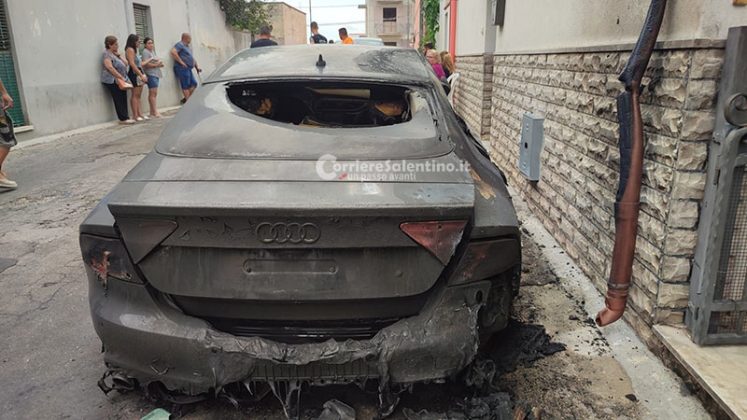 Notte di fuoco nel basso Salento, bruciano tre auto ed un furgone: atto doloso, filmati al vaglio - Corriere Salentino
