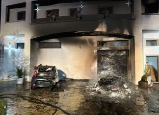 Fiamme nell’azienda di infissi, misterioso rogo distrugge due auto: si indaga sulle cause