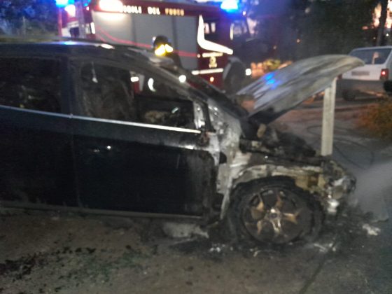 Misterioso attentato, alle fiamme l’auto di un operaio e della compagna - Corriere Salentino