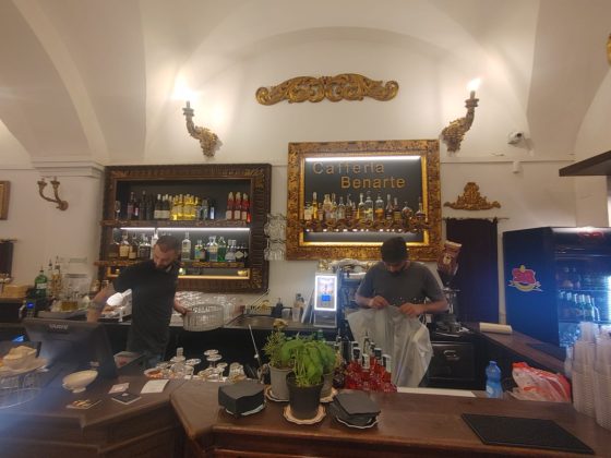 Inaugurazione Cafferia Benarte di Luciano Tregiari a Lecce di fronte a Palazzo dei Celestini. Bere immersi tra le opere d'arte - Corriere Salentino