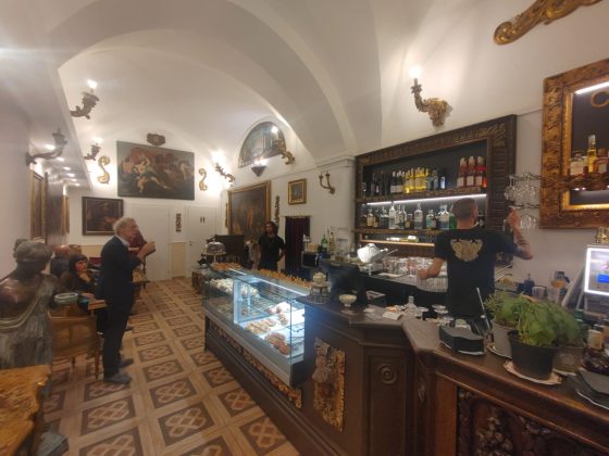 Inaugurazione Cafferia Benarte di Luciano Tregiari a Lecce di fronte a Palazzo dei Celestini. Bere immersi tra le opere d'arte - Corriere Salentino