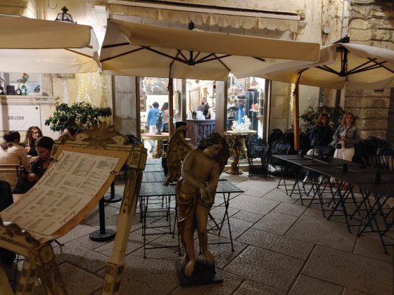 Inaugurazione Cafferia Benarte di Luciano Tregiari a Lecce di fronte a Palazzo dei Celestini. Bere immersi tra le opere d'arte - Corriere Salentino