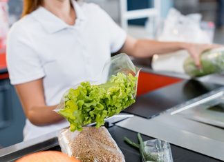 Pacca sul sedere di una commessa: “Volgare sì, ma non è violenza sessuale”