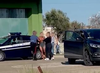 Litiga con una donna in macchina, dà in escandescenze e si denuda davanti alle forze dell’ordine