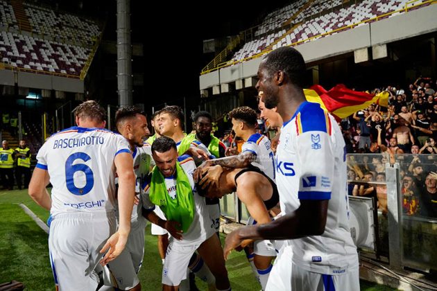 Il Lecce sbanca l’Arechi con una “magia” di Strefezza: tre punti d’oro per i giallorossi - Corriere Salentino