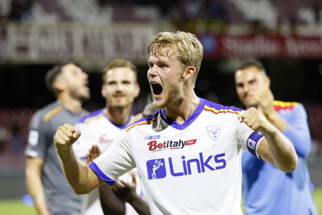 Il Lecce sbanca l’Arechi con una “magia” di Strefezza: tre punti d’oro per i giallorossi - Corriere Salentino