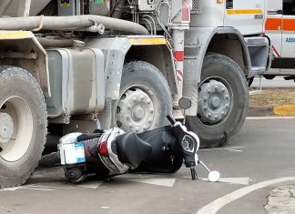 Paura in città, scooter finisce sotto una betoniera: giovane in ospedale con sospetta frattura alla gamba