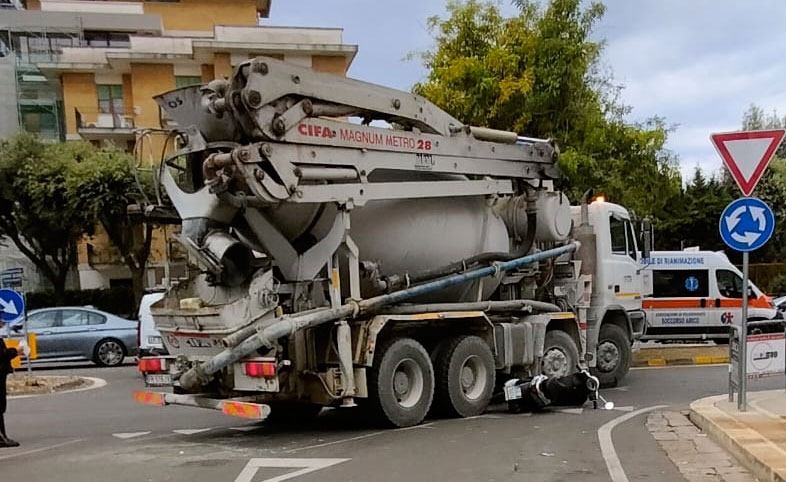 Paura in città, scooter finisce sotto una betoniera: giovane in ospedale con sospetta frattura alla gamba - Corriere Salentino
