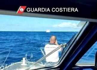 Sul fondale spunta una bomba di profondità della Seconda Guerra Mondiale, ordigno fatto brillare in sicurezza